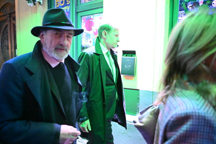 FOTO: Hosté šli po pohřbu do baru. – stránka 26