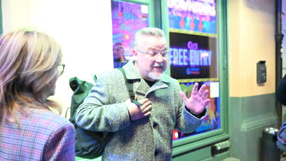 FOTO: Hosté šli po pohřbu do baru.