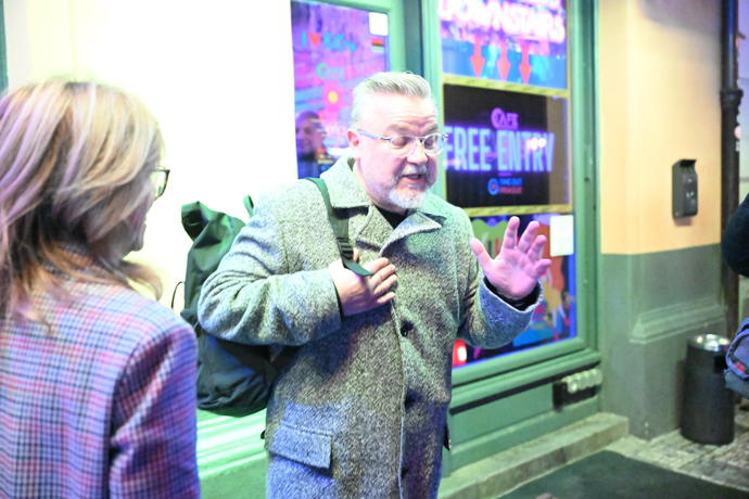 FOTO: Hosté šli po pohřbu do baru. – stránka 25