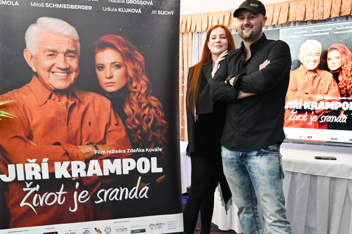 FOTO: Kateřina Bláhová s režisérem snímku Zdeňkem Kovářem. – stránka 11