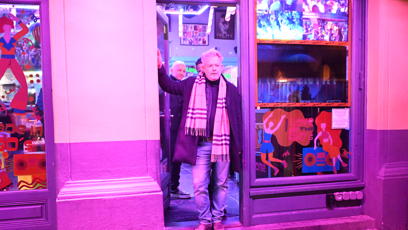 FOTO: Aleš Háma při odchodu z baru.