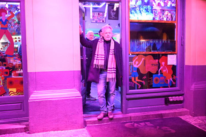 FOTO: Aleš Háma při odchodu z baru.