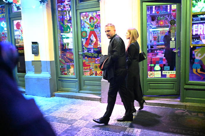 FOTO: Manželé Boučkovi při odchodu. – stránka 1