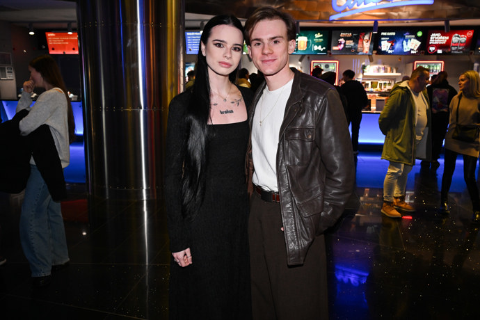 FOTO: Filip Antonio dorazil po boku krásné černovlásky. – stránka 1