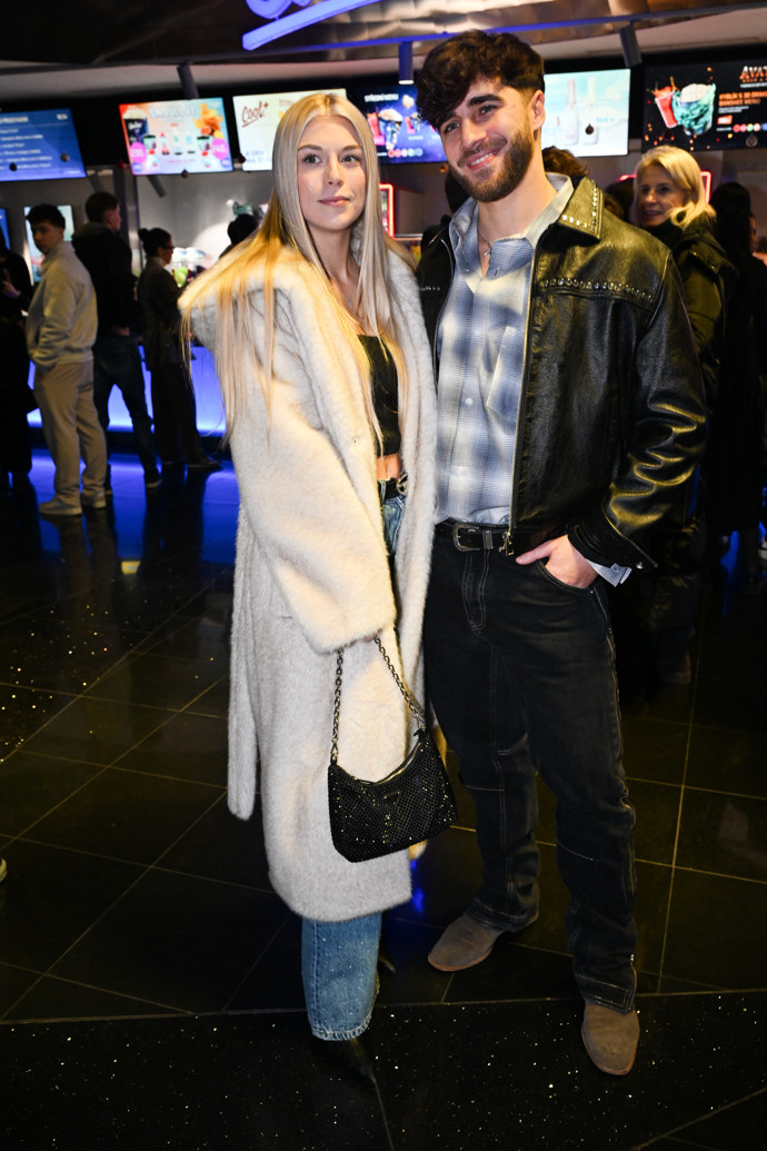 FOTO: Krásná Anna Hamannová s Lu Jamborou. – stránka 9