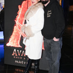 Zatímco Veronica oblékla smetanový kabát s pravou kožešinou doplněný o bílou kabelku Lady Dior, Matěj vsadil na černou mikinu s potiskem a šedé džíny. 