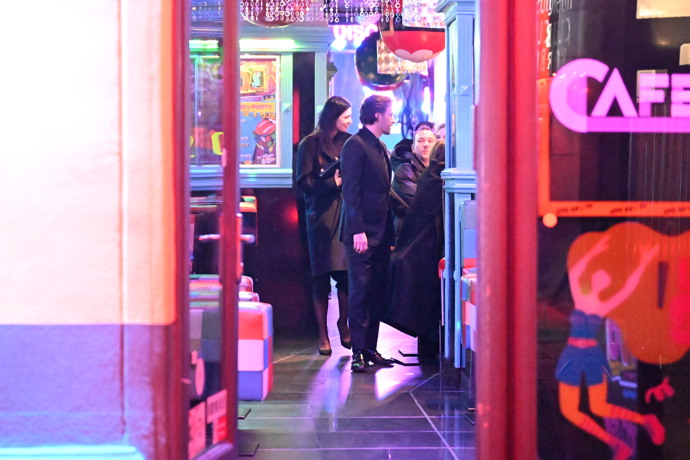 FOTO: Leoš Mareš a Monika Marešová při odchodu z večírku za Patrika Hezuckého. – stránka 21