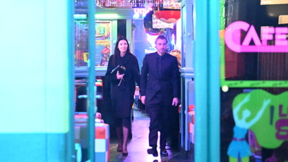 FOTO: Leoš Mareš a Monika Marešová při odchodu.