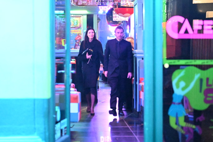 FOTO: Leoš Mareš a Monika Marešová při odchodu. – stránka 20