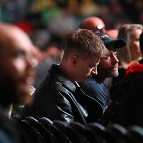 Mišík se koukal do telefonu.