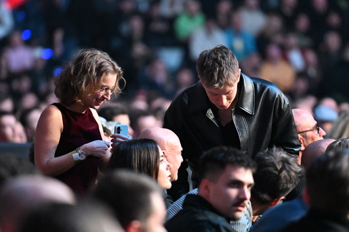 FOTO: Mišík se rozhodl udělat cestu v publiku. – stránka 7
