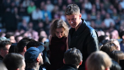 FOTO: Mišík vedl Katku skrz publikum.