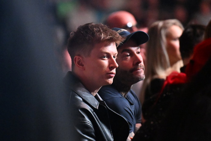 FOTO: Ada Mišík seděl vedle přátel. – stránka 3