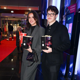 Hokejista Kristian Nerud se svou partnerkou Karolínou Jiráskovou.