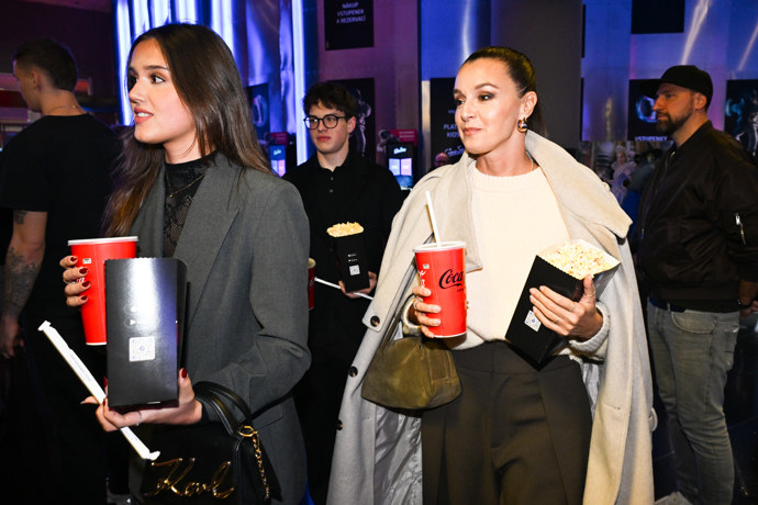 FOTO: Iva Kubelková po boku své dcery Karolíny Jiráskové a jejího partnera Kristiana Nerudy. – stránka 1