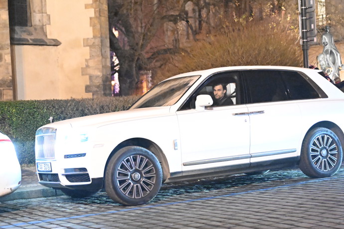 FOTO: Leoš Mareš a Monika Marešová při odchodu z večírku za Patrika Hezuckého. – stránka 11