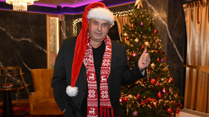 FOTO: Petr Rychlý dorazil ve vánoční náladě.