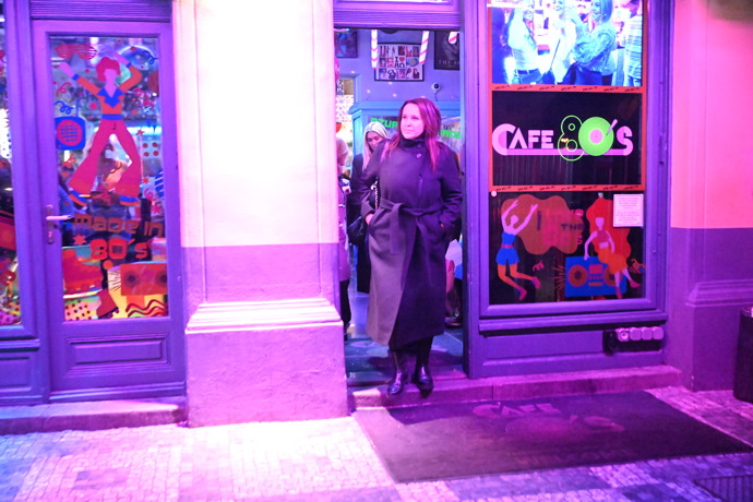 FOTO: Lucie Šilhánová, Katka Říhová a Zorka Hejdová při odchodu z rozlučkového večírku s Patrikem Hezuckým. – stránka 3