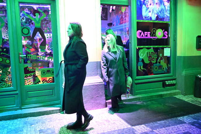 FOTO: Lucie Šilhánová, Katka Říhová a Zorka Hejdová při odchodu. Hezuckým. – stránka 2