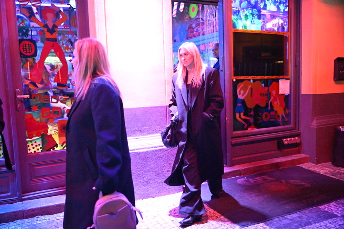 FOTO: Moderátorky Katka Říhová a Zorka Hejdová při odchodu z rozlučkového večírku s Patrikem Hezuckým.