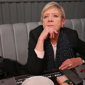 Zamyšlená Jaroslava Obermaierová.