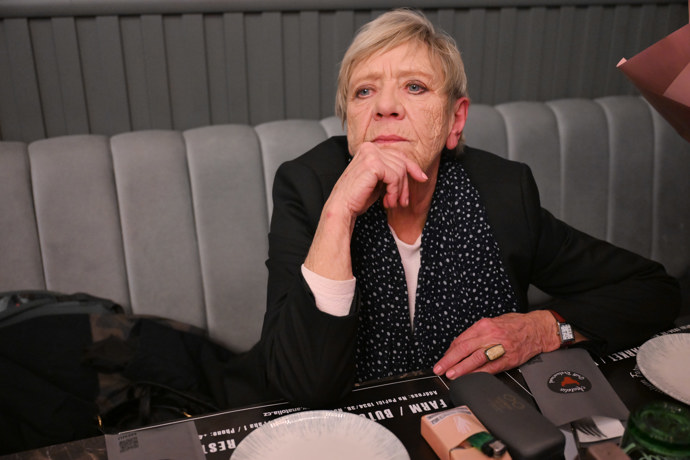 FOTO: Zamyšlená Jaroslava Obermaierová. – stránka 7