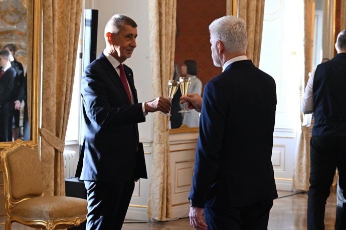 FOTO: Andrej Babiš si s Petrem Pavlem přiťukl. – stránka 13