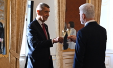 Andrej Babiš si s Petrem Pavlem přiťukl. 