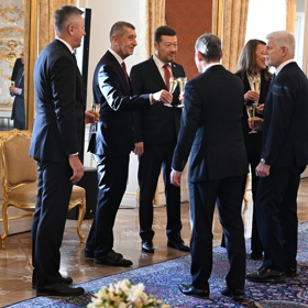 Všichni si na Hradě přiťukli.