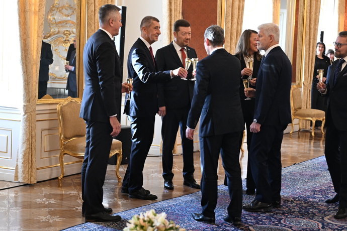 FOTO: Všichni si na Hradě přiťukli. – stránka 12