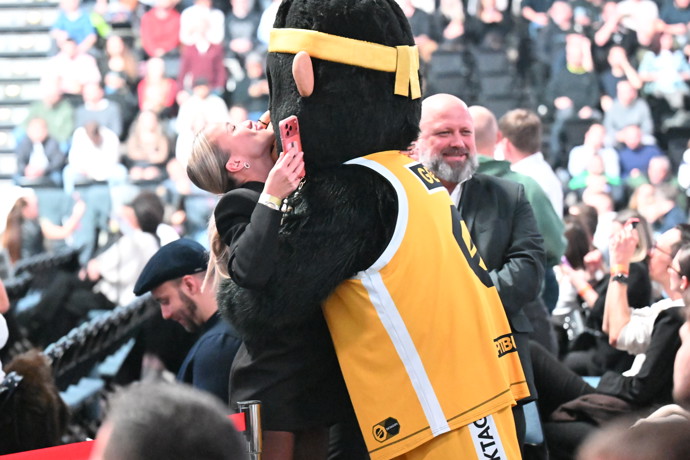 FOTO: Nela Slováková s maskotem Oktagonu. – stránka 6