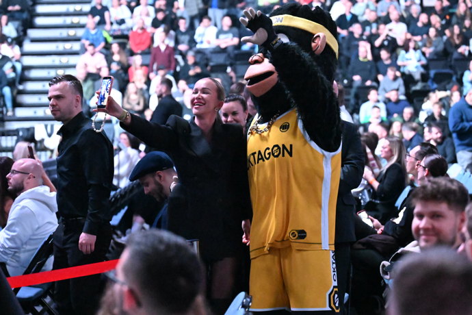 FOTO: Nela Slováková a maskot Oktagonu. – stránka 4