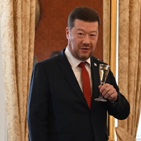 Tomio Okamura promluvil o muniční iniciativě.