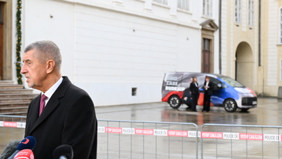 FOTO: Andrej Babiš odpovídá novinářům. V pozadí Aneta Zicklerová.