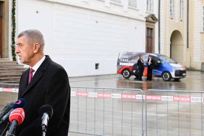 FOTO: Andrej Babiš odpovídá novinářům. V pozadí Aneta Zicklerová. – stránka 3
