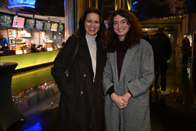 FOTO: Nela Brousková a Adéla Gondíková dorazily v dobré náladě. – stránka 9