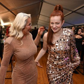 Lenka se večer bavila s každým.