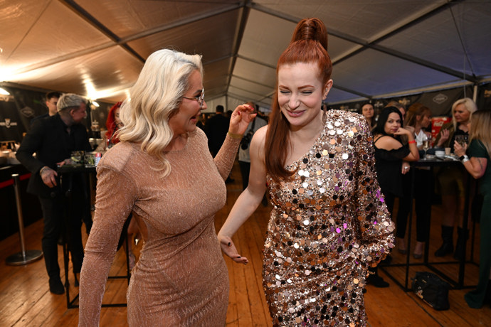 FOTO: Lenka se večer bavila s každým. – stránka 6