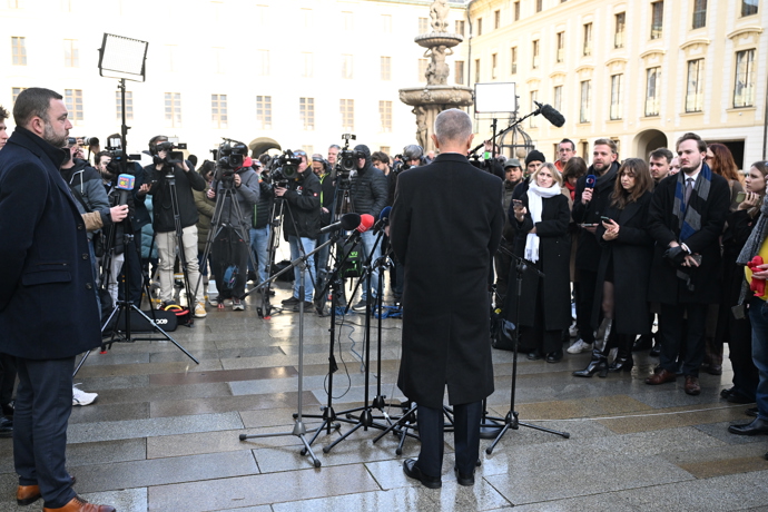 FOTO: Andrej Babiš před novináři. – stránka 2