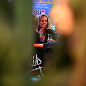 Nikola Hezucká se smutečními hosty. 