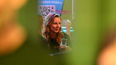 FOTO: Nikola Hezucká se smutečními hosty.