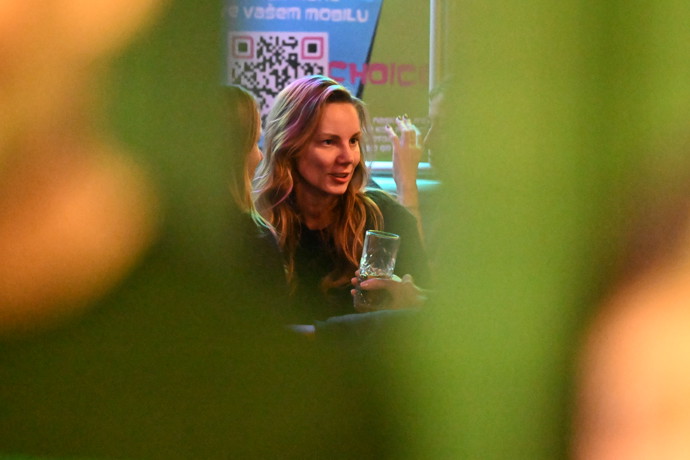 FOTO: Nikola Hezucká se smutečními hosty. – stránka 4