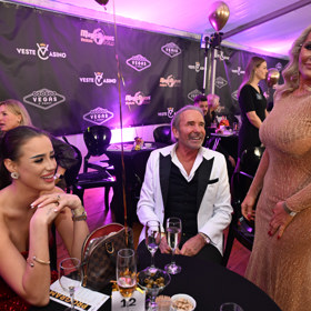 Lenka Dragounová se zastavila u stolu Lea Beránka.