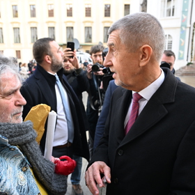 Na obranu svého kolegy z Novinek se následně postavila reportérka Zdislava Pokorná z Deníku N.