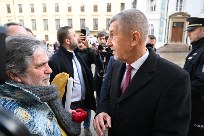 FOTO: Andrej Babiš se baví s mužem který ho oslovil po tiskové konferenci na Pražském Hradě. – stránka 1