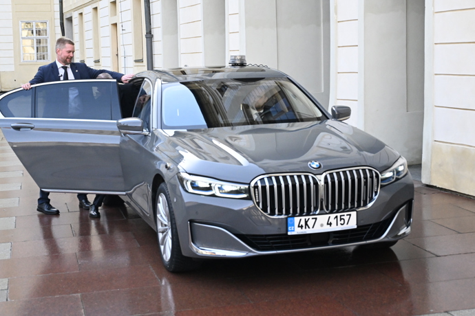 FOTO: Andrej Babiš odjíždí přistavenou limuzínou.