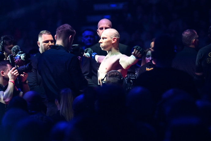 FOTO: Pavel Tóth před nástupem do  klece. – stránka 35