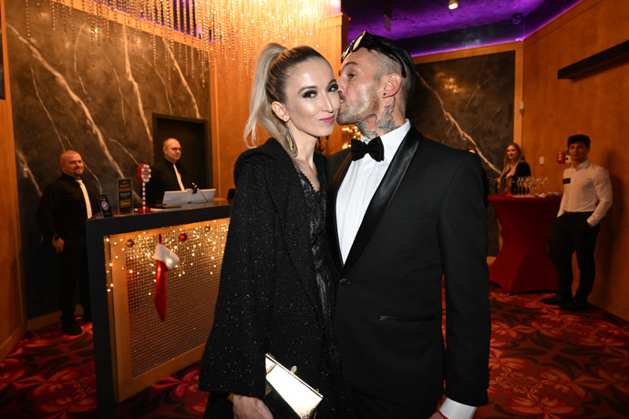 FOTO: Sámer Issa políbil svou vyvolenou na tvář. – stránka 106