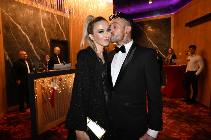 FOTO: Zamilovaný Sámer Issa po boku Lucie Junkové. – stránka 105