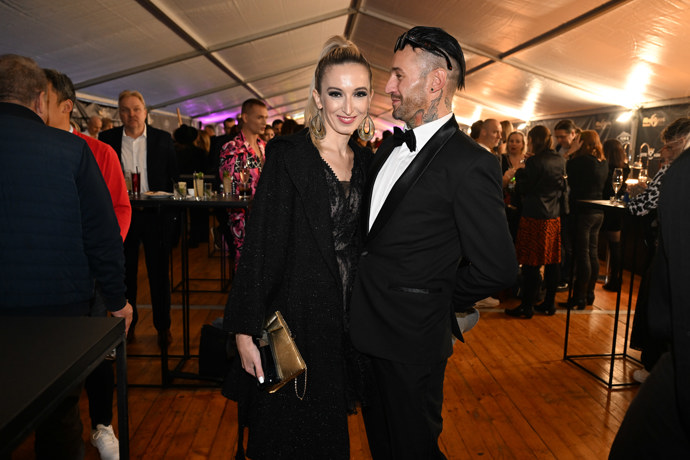 FOTO: Sámer Issa vypadá po boku Lucie Junkové velmi šťastný. – stránka 104